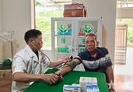Nhon Mai Border Post provides free health check-ups for flood-affected residents